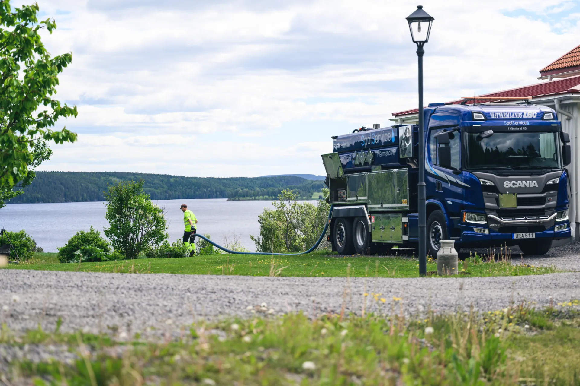 Spolservice i Värmlands slamsugningsbil i arbete vid sjö